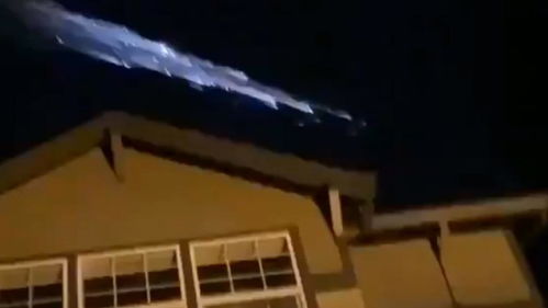 “七星连珠”当晚不明发光物划破夜空 “七星连珠”当晚不明发光物划破夜空