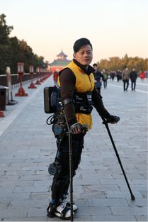 完全截瘫患者在上海走起来了 完全截瘫患者在上海走起来了