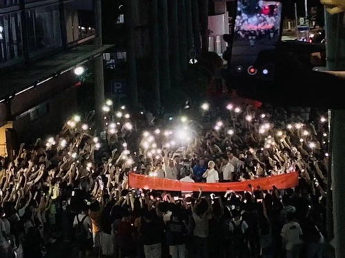 粉丝为金秀贤投放应援大屏:爱你 粉丝为金秀贤投放应援大屏:爱你