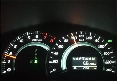 汽车转速到多少车尾冒烟 汽车转速到多少车尾冒烟