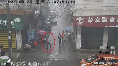 外卖小哥碰到女友与男子逛街后崩溃 外卖小哥碰到女友与男子逛街后崩溃