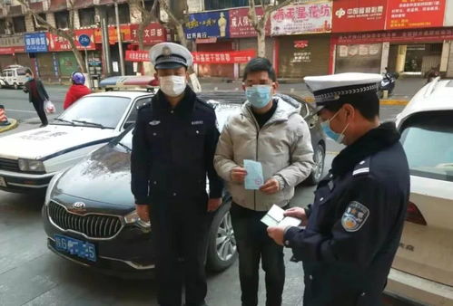 3男孩从汽车天窗探出身体 交警回应 3男孩从汽车天窗探出身体 交警回应