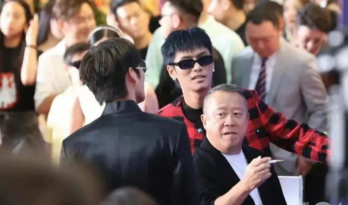 疯狂小杨哥现身王晶生日会 疯狂小杨哥现身王晶生日会