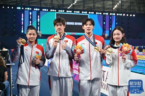 孙杨帮潘展乐贴好冠军号牌(孙杨助潘展乐荣登冠军宝座—贴好冠军号牌的辉煌时刻) 孙杨帮潘展乐贴好冠军号牌(孙杨助潘展乐荣登冠军宝座—贴好冠军号牌的辉煌时刻)