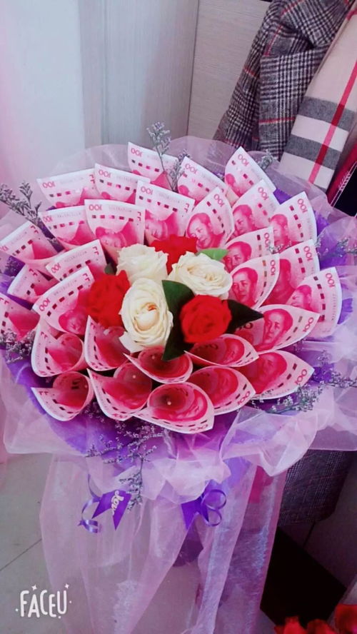 男子捡花被惊呆:是用钱包着的花(男子捡花被惊呆,钱包里的意外发现) 男子捡花被惊呆:是用钱包着的花(男子捡花被惊呆,钱包里的意外发现)