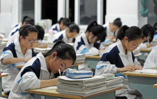 首个走出考场的学霸竟是高二体验生(首个走出考场的学霸,令人惊艳的高二体验生) 首个走出考场的学霸竟是高二体验生(首个走出考场的学霸,令人惊艳的高二体验生)
