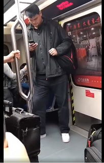 旅客摆渡车内晕倒有人破窗 机场通报(旅客摆渡车内晕倒与破窗救援事件,机场的紧急通报) 旅客摆渡车内晕倒有人破窗 机场通报(旅客摆渡车内晕倒与破窗救援事件,机场的紧急通报)