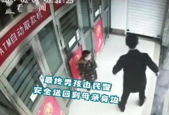 小男孩发现警方宣传画里人有三只手 小男孩发现警方宣传画里人有三只手