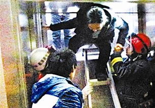 女子被困电梯获救时坠入井底身亡 女子被困电梯获救时坠入井底身亡