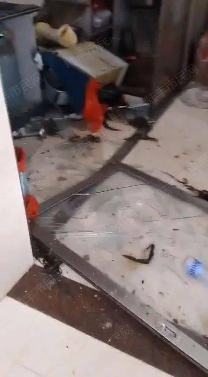 女子高压锅煮粽子突然爆炸 一片狼藉 女子高压锅煮粽子突然爆炸 一片狼藉