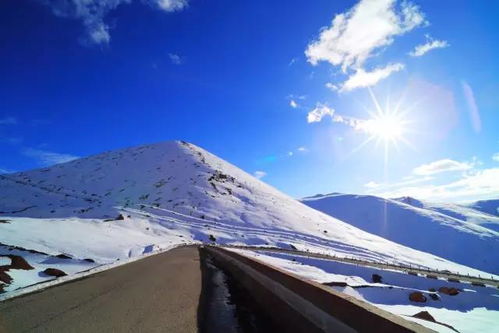 一座巨型“雪山”过境北京 一座巨型“雪山”过境北京