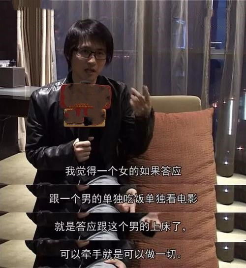 男生上网时天花板突然流下一股水柱 男生上网时天花板突然流下一股水柱