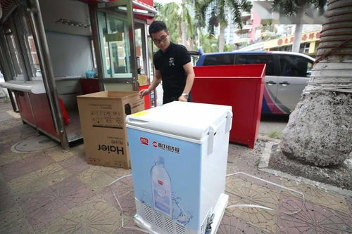 街头“神奇冰柜”免费水越取越多 街头“神奇冰柜”免费水越取越多